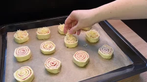 Saftige Salami-Käse-Schnecken aus Blätterteig – Der perfekte Party-Snack
