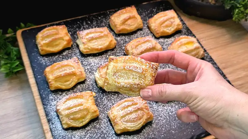Nahaufnahme eines aufgeschnittenen Pudding-Bananen-Häppchens, die cremige Vanillefüllung und die Banane zeigt.