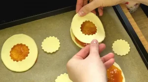 Ein zweites Blätterteig-Stück wird vorsichtig auf den mit Marmelade bestrichenen Boden gelegt.