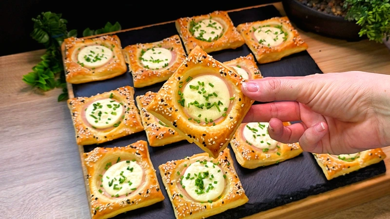Detailaufnahme eines Blätterteig-Pies, bei dem der cremige Babybel-Käse aus der Mitte schmilzt.