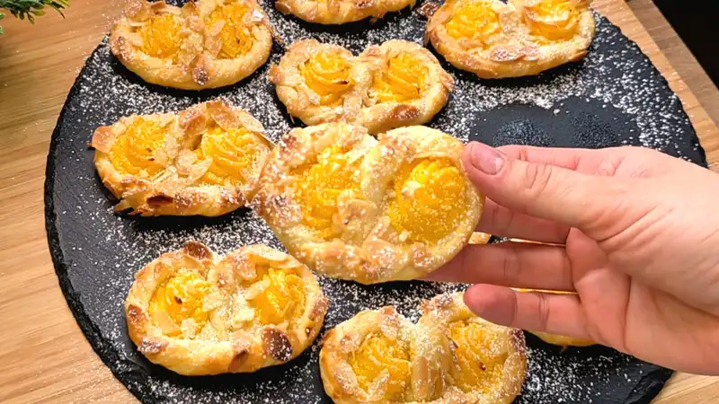 Detailansicht der cremigen Vanillepudding-Füllung in einer knusprigen Blätterteig-Brezel