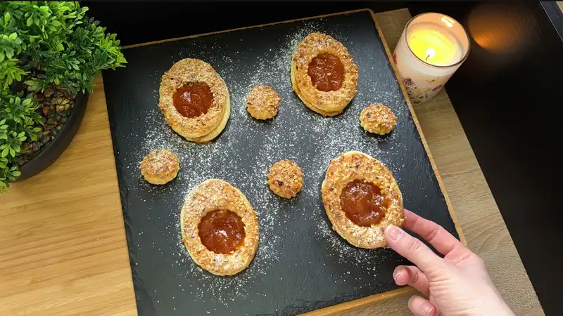 Goldbraun gebackene Blätterteig-Ostereier gefüllt mit Aprikosenmarmelade und bestreut mit Haselnüssen