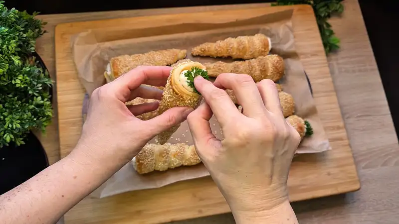 Detailansicht der cremigen Lachsmousse mit Dill in einem goldbraunen Blätterteig-Hörnchen