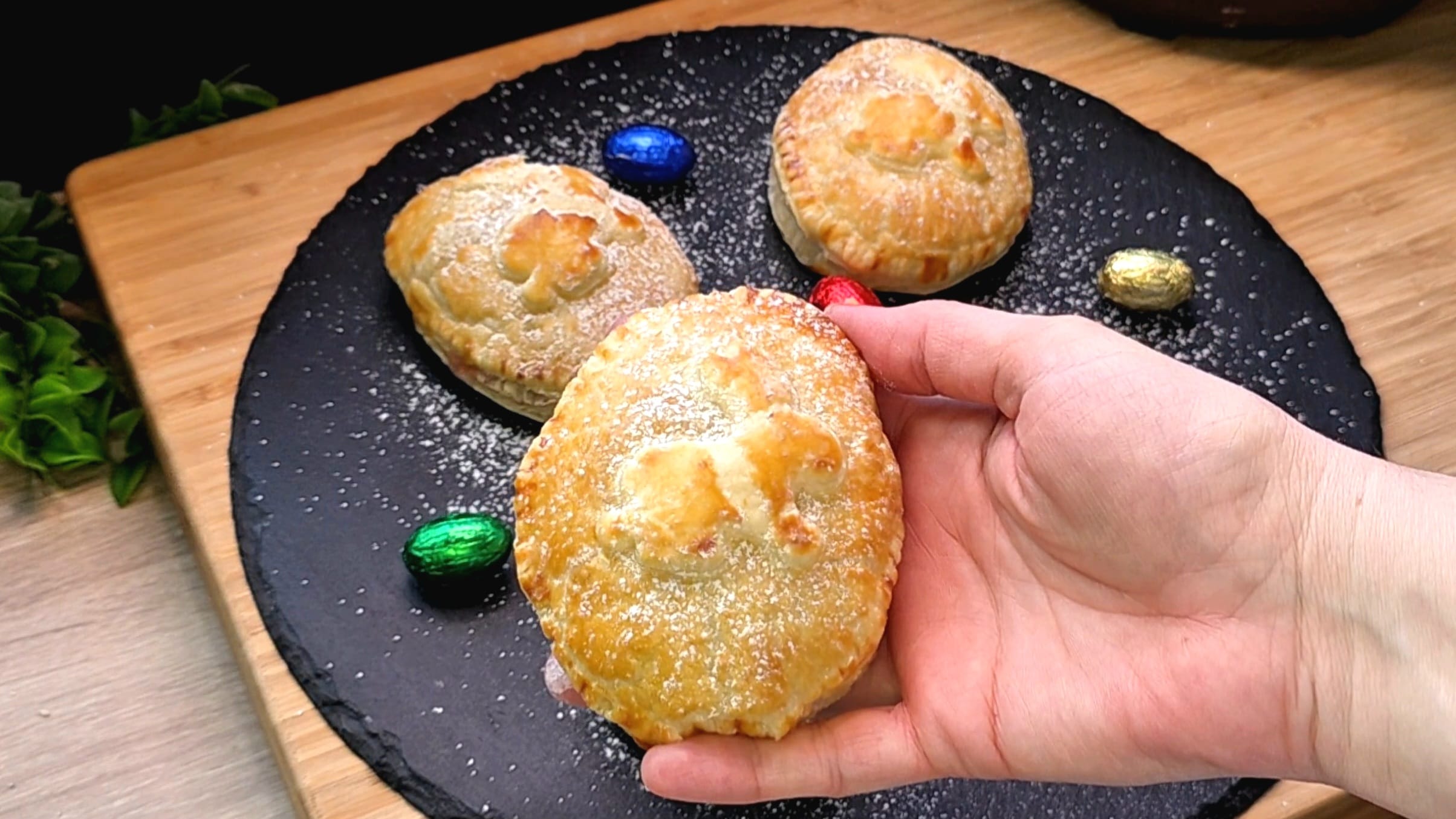 Detailansicht eines Ostergebäcks mit cremiger Quarkfüllung, glänzender Marmelade und Puderzucker