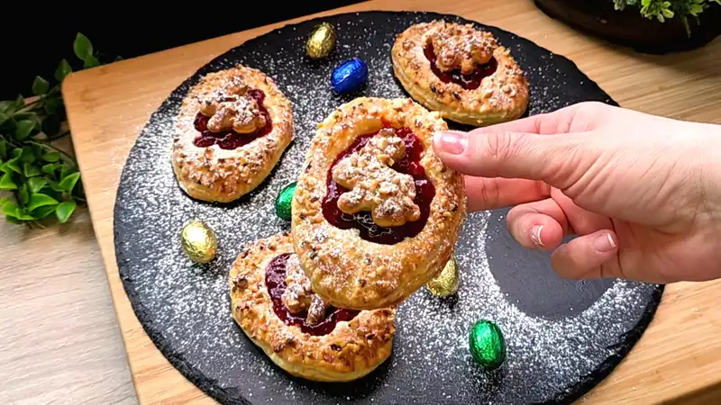 Detailansicht eines Oster-Minikuchens, der das ausgestochene Häschen und die fruchtige Marmelade zeigt