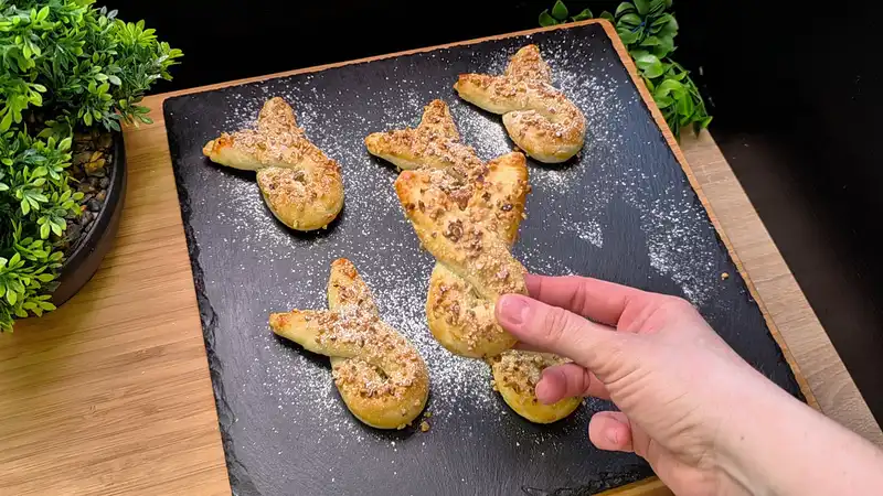 Detailaufnahme eines gebackenen Nutella-Hasen, die die Schokofüllung und die gerösteten Nüsse zeigt