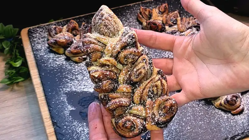 Detailansicht der kakaogefüllten Schichten eines Blätterteig-Zopfes in Ähren-Optik