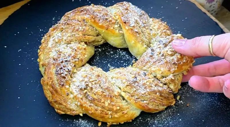 Detailaufnahme der saftigen Walnussfüllung in den Schichten des Blätterteig-Kranzes