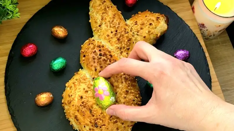 Detailansicht der Füllung aus gemahlenen Walnüssen und gezuckerter Kondensmilch im Blätterteig.