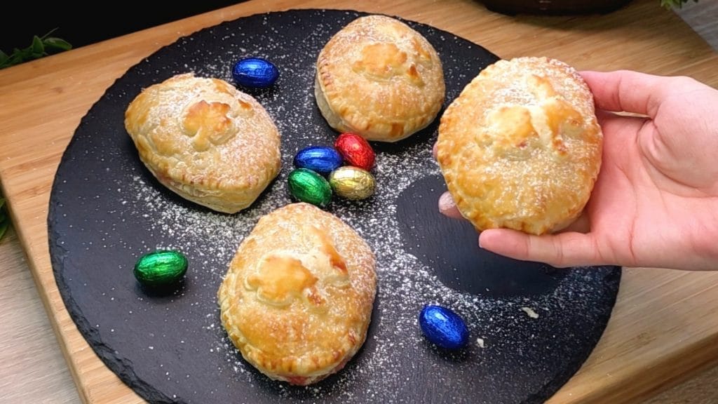 Goldbraun gebackene Oster-Minikuchen aus Blätterteig mit Quarkfüllung und einem kleinen Hasen-Ausschnitt