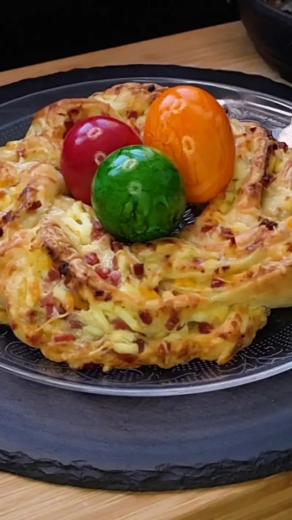 Goldbraun gebackener herzhafter Osterkranz aus Blätterteig mit Schinken-Ei-Füllung