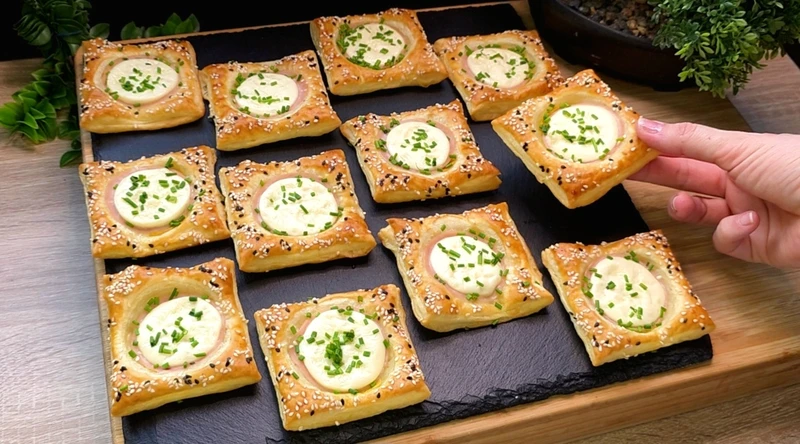 Goldbraun gebackene Blätterteig-Pies mit Schinken, geschmolzenem Babybel und Schnittlauch.