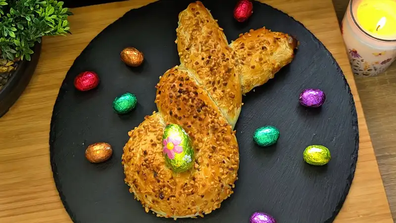 Goldbraun gebackener Osterhase aus Blätterteig mit einer saftigen Walnussfüllung.