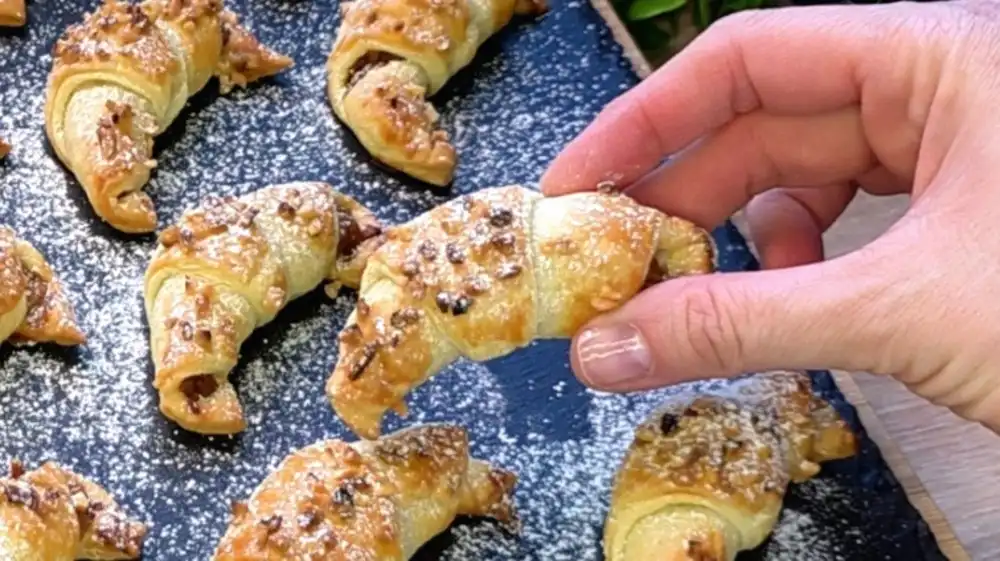 Nahaufnahme von saftigen Mini Croissants mit Apfelfüllung und knuspriger Kruste
