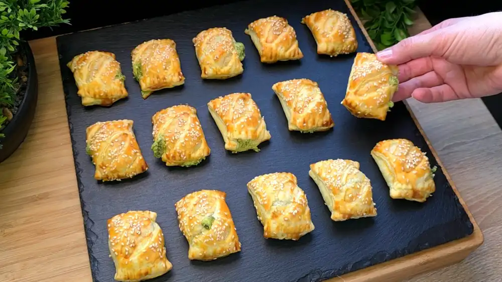 Nahaufnahme von Blätterteig Taschen mit cremiger Bärlauch-Käse-Füllung