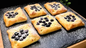 Goldbraun gebackene Blätterteigtaschen mit Vanillequark und frischen Blaubeeren