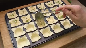 Die cremige Ei-Käse-Spargel-Masse wird in die Blätterteig-Förmchen gegossen
