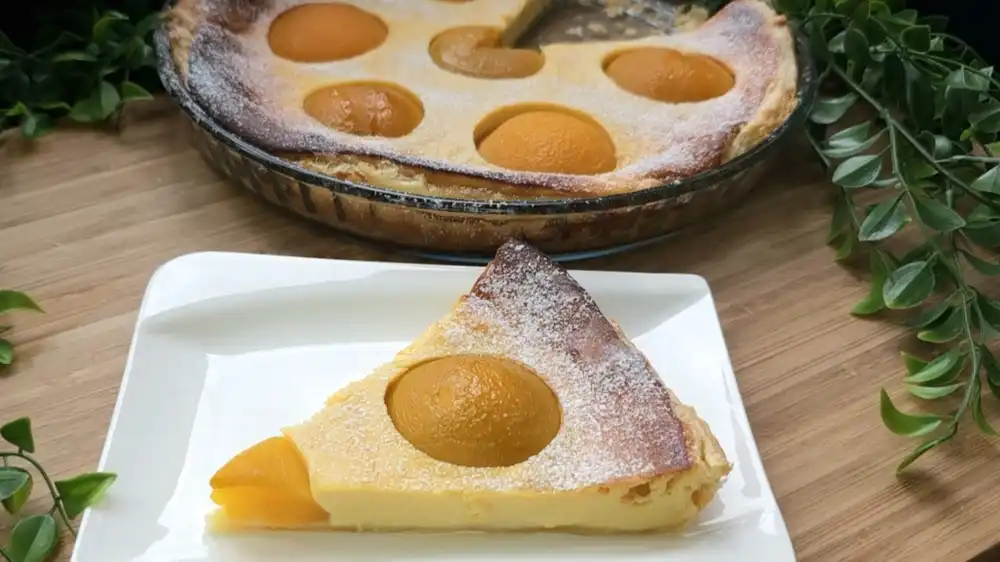 Nahaufnahme von cremigem Käsekuchen mit saftigen Pfirsichen