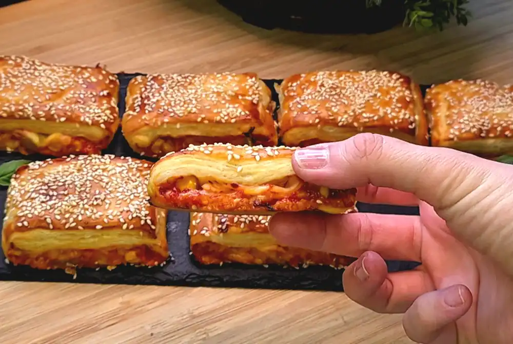 Detailansicht einer Pizzatasche mit geschmolzenem Käse, Mais und Paprika