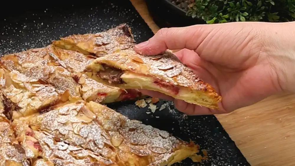 Detailansicht der Füllung aus cremigem Quark, geschmolzener Schokolade und Erdbeerscheiben