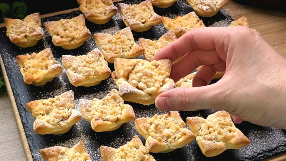 Detailansicht der Butterstreusel auf der saftigen Apfelfüllung