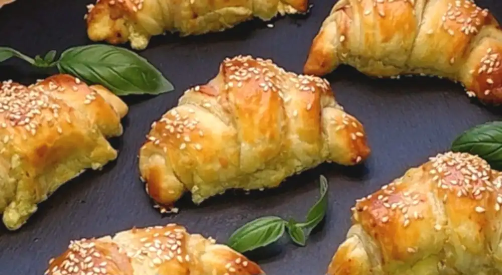 Detailansicht der Schichten aus geschmolzenem Käse und Schinken im Croissant