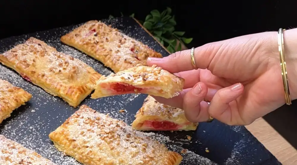 Detailansicht eines aufgeschnittenen Riegels mit cremiger Quarkfüllung und Himbeeren