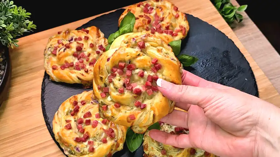 Detailansicht der cremigen Kräuterkäse-Füllung mit geräuchertem Schinken und roten Zwiebeln