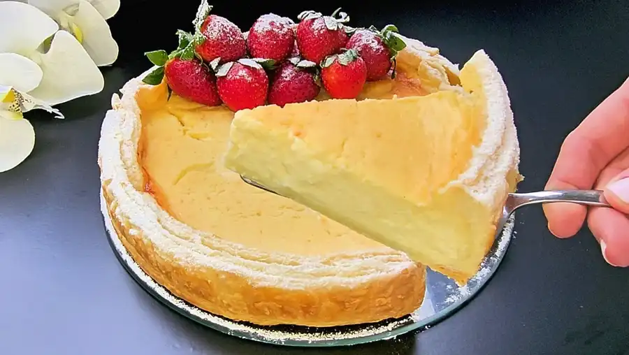 Nahaufnahme eines Kuchenschnitts, der die cremige Textur der Quark-Sahne-Füllung zeigt