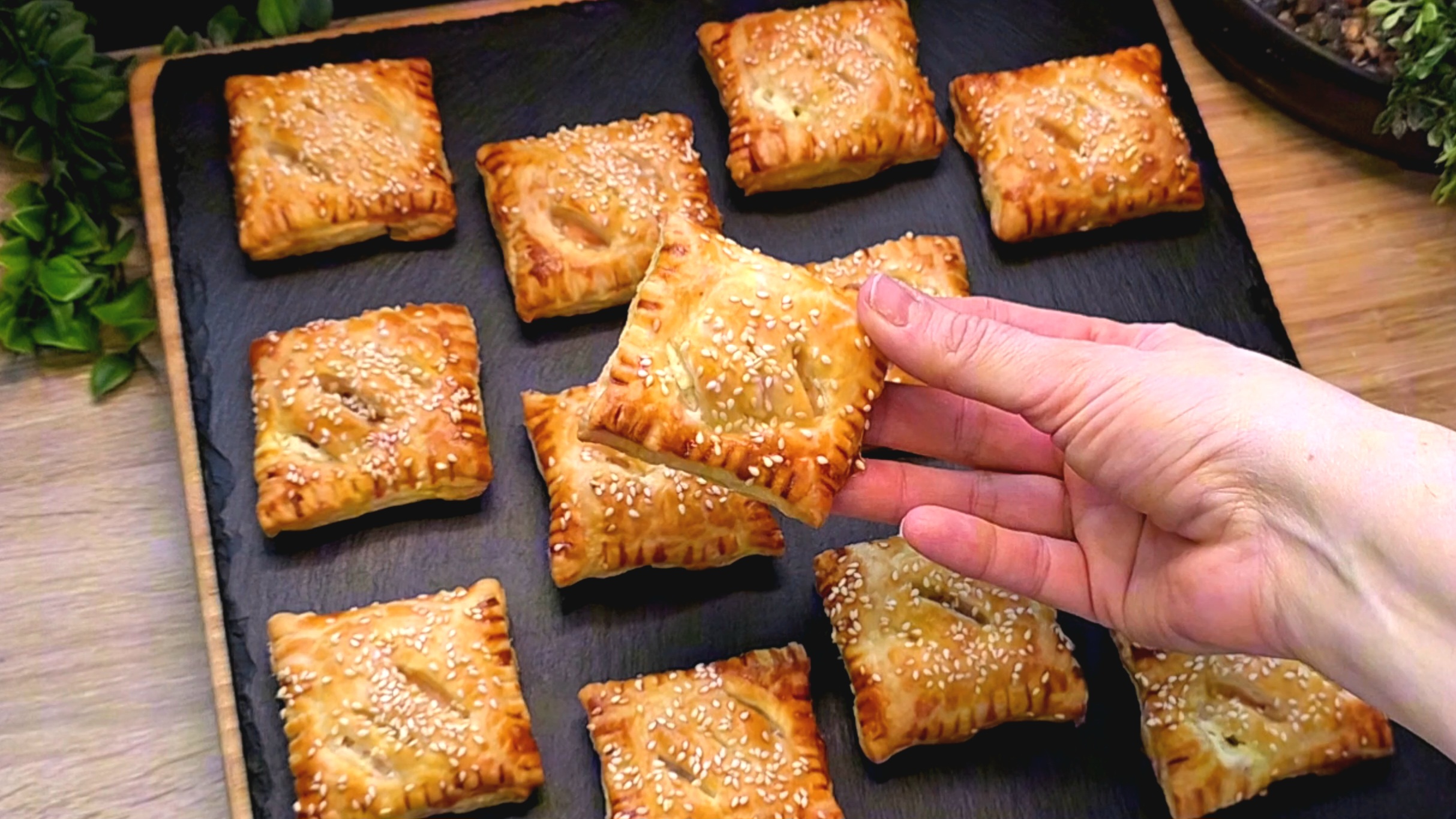 Detailansicht der Füllung aus Räucherlachs und Kräuterfrischkäse in einer Blätterteigtasche