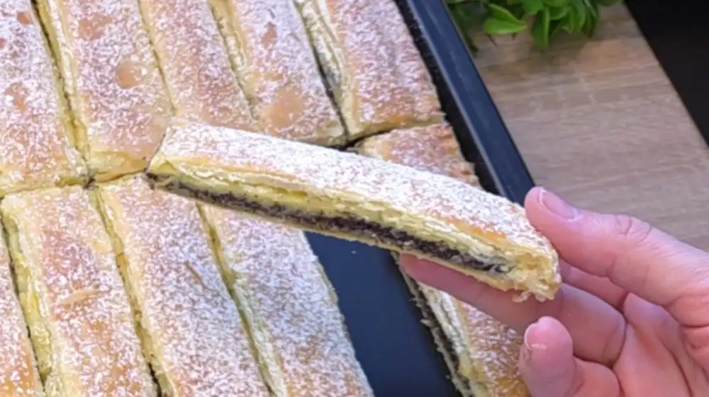 Nahaufnahme der fertigen Stangen kurz vor dem Servieren mit Puderzucker