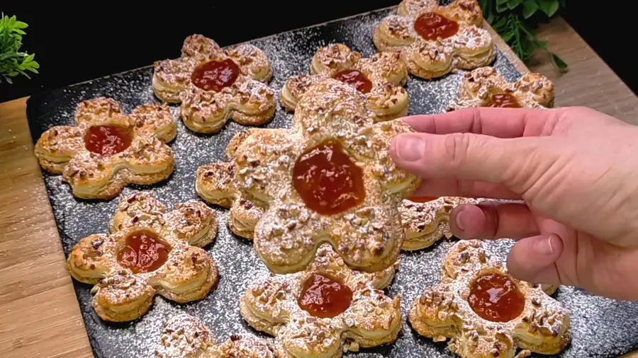 Detailansicht einer Blätterteig-Blume mit Walnussfüllung und einem glänzenden Marmeladen-Kern