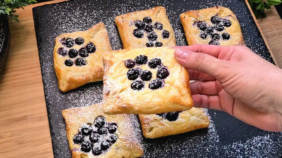 Detailansicht der cremigen Vanille-Quark-Füllung mit darauf gebackenen Blaubeeren