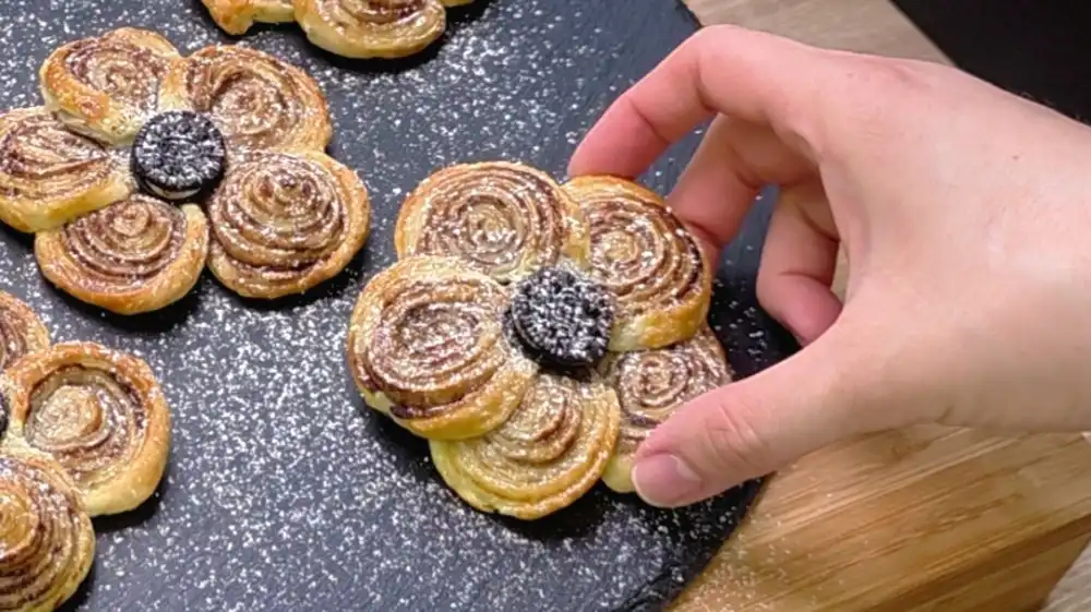 Detailansicht einer knusprigen Blätterteig-Blume mit Kakao und Keks-Mitte