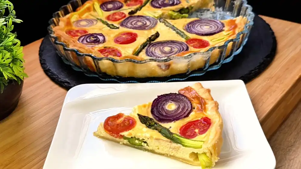 Detailansicht der cremigen Eier-Crème-fraîche-Mischung mit gebackenem Spargel