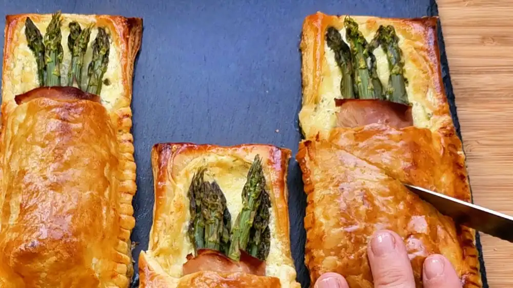 Detailansicht der Füllung aus grünem Spargel, Kräuterfrischkäse und geschmolzenem Käse