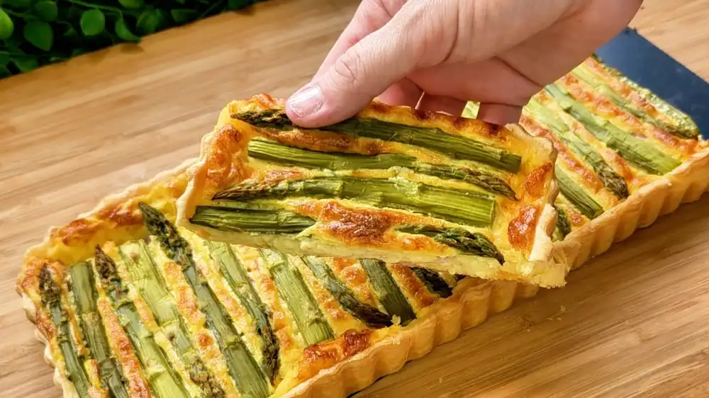 Detailansicht der cremigen Joghurt-Hollandaise-Füllung mit Schinken und grünem Spargel