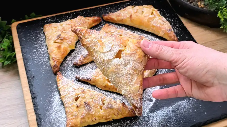 Detailansicht der cremigen Vanillepudding-Füllung und Pfirsichstücke im Blätterteig