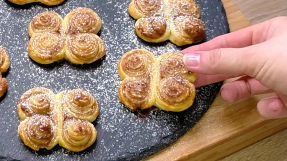 Detailansicht eines Zimt-Schmetterlings mit glitzernden Zuckerkristallen