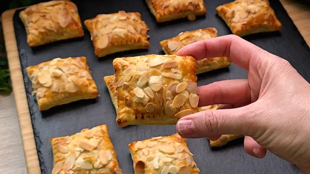 Detailansicht der knusprigen Blätterteig-Struktur mit schmelzender Schokolade