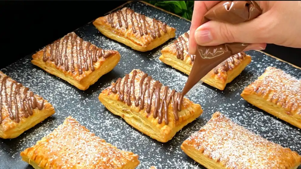 Nahaufnahme von Blätterteig Taschen mit flüssiger Nutella im Inneren