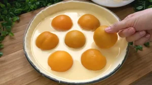 Pfirsiche werden auf den vorbereiteten Blätterteig in der Backform gelegt