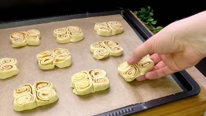Ungebackene Teig-Schmetterlinge liegen bereit zum Backen auf dem Blech