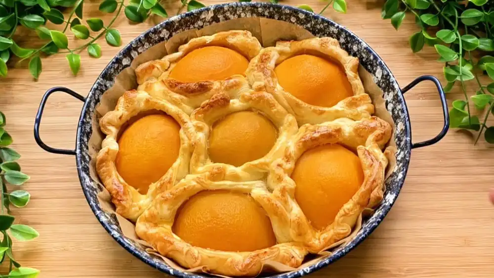 Nahaufnahme der gebackenen Blätterteig-Päckchen ohne Puderzucker