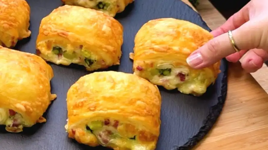 Detailansicht einer aufgeschnittenen Spargel-Tasche mit Schinken und geschmolzenem Käse