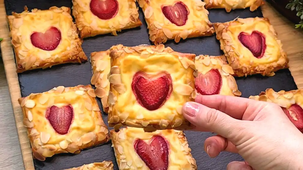 Detailansicht eines Mini-Kuchens mit glänzender Kruste und saftiger Erdbeere