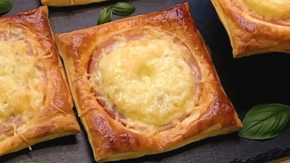 Detailansicht eines Hawaii-Kuchens mit knusprigem Blätterteigrand und gratiniertem Käse