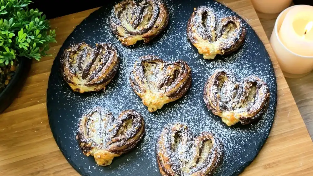 Detailansicht eines Nutella-Herzens mit schmelzender Schokolade.