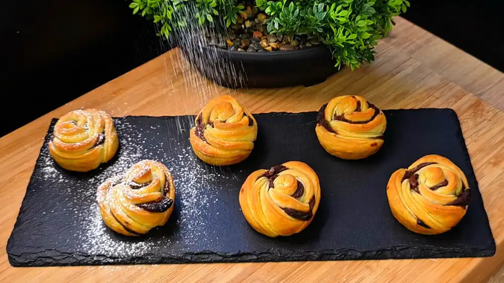 Detailansicht einer Nutella-Blume, die die feinen Teigschichten und die Schokoladenfüllung zeigt.