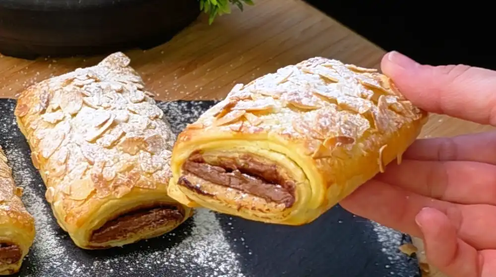 Detailansicht einer aufgeschnittenen Schokotasche mit zartschmelzender Milchschokolade.